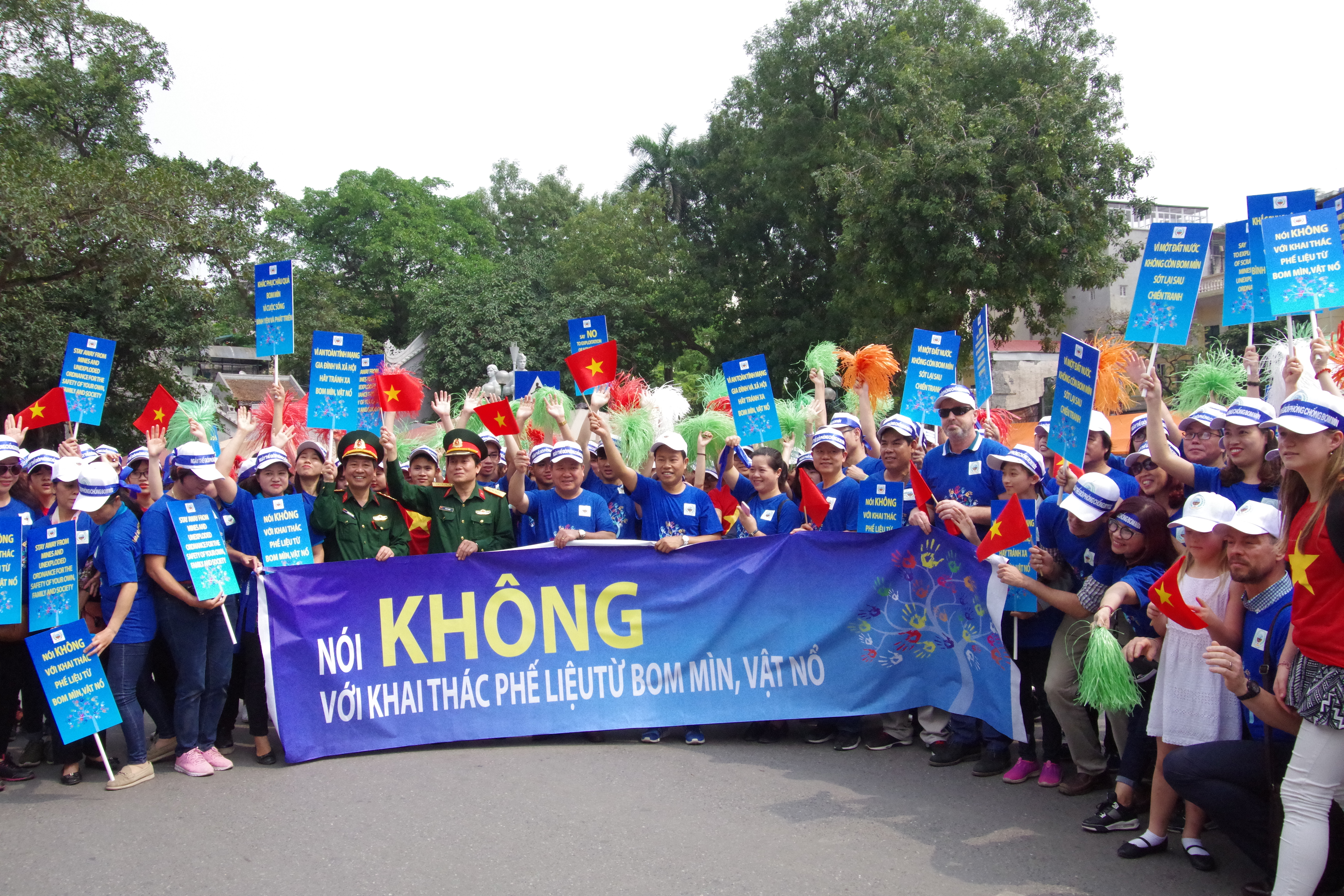 Các-đại-biểu-tham-gia-diễu-hành-hưởng-ứng-Ngày-thế-giới-phòng,-chống-bom-mìn-ngày-31.3.2018.JPG